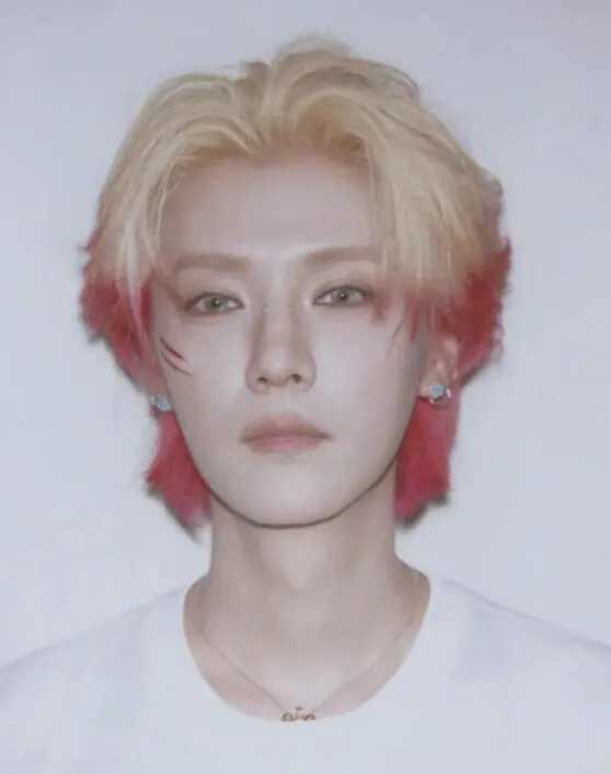 鹿晗分享撕拉片 金红发配彩色美甲