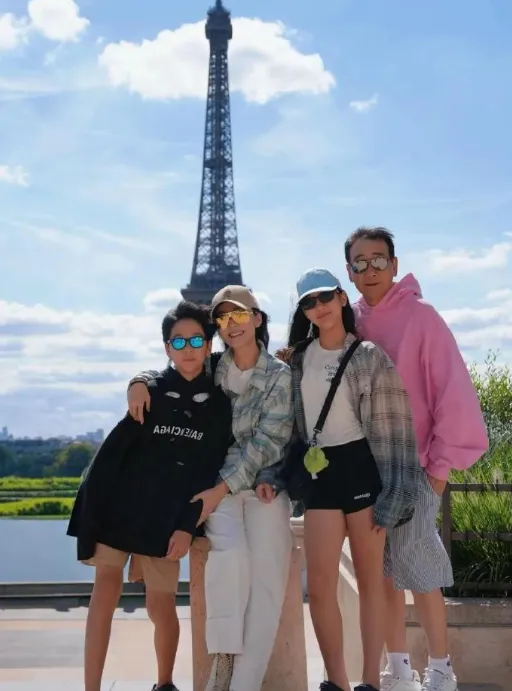 女演员苗圃晒全家福！龙凤胎出镜超温馨