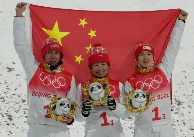 中国队自由式滑雪混合团体摘银 徐梦桃拥抱安慰贾宗洋