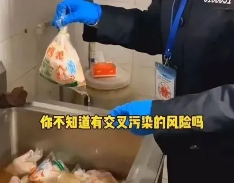 网红炸鸡店厕所池子里泡冻鸡 垃圾袋装食品,生锈的剪刀剪鸡腿