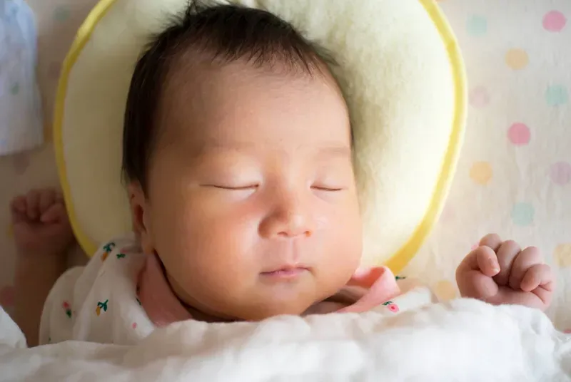 一月睡黄,二月哭肠,三月攒肚 新生儿十二个月顺口溜 婴儿0—6个月最佳奶粉