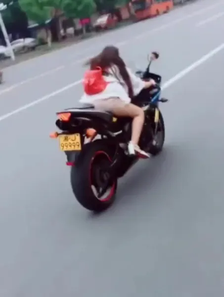 女网红骑摩托已去世的 抖音上面那个很火的摩托车 机车女孩车祸现场