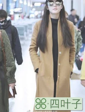 本以为关晓彤穿焦糖色大衣是全世界，看到迪丽热巴后，我迟疑了！
