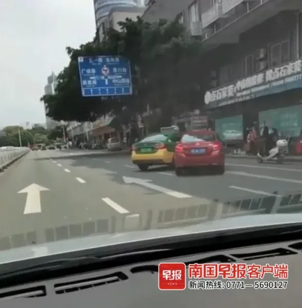 柳州一小车冲卡将执法人员推行数百米，司机已被警方控制