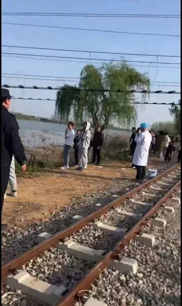 父亲为救落水孩子身亡，当地回应：景区整改，涉事项目暂停运营