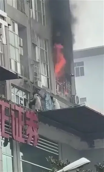 长沙一大楼起火多人翻窗爬绳索逃生 官方回应：火已扑灭
