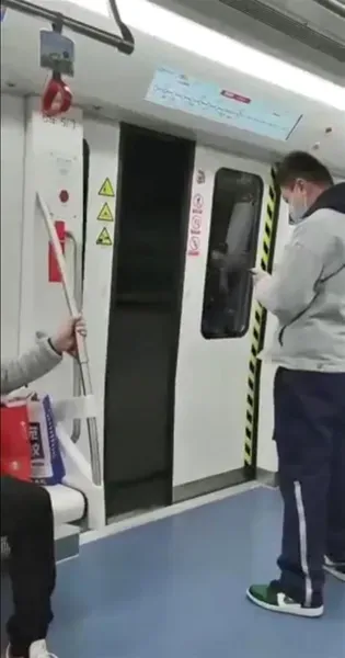 大连地铁回应“列车车门自动打开” 大连列车门半开怎么回事