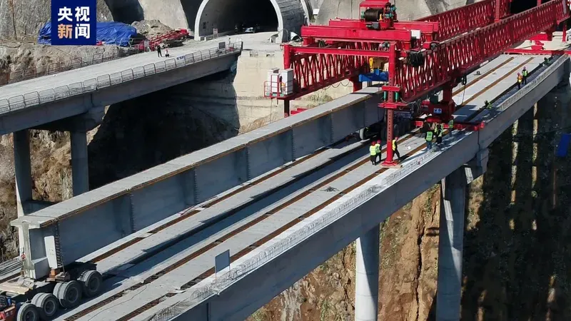 四川沿江高速吾多拉达大桥全幅贯通 全线计划2025年建成通车