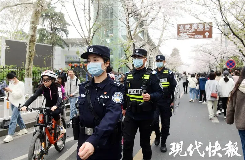 “鸡鸣寺路的警察比樱花好看！”网友点赞：赏花人流中的“定海神针”