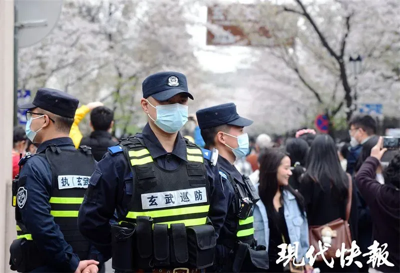 “鸡鸣寺路的警察比樱花好看！”网友点赞：赏花人流中的“定海神针”