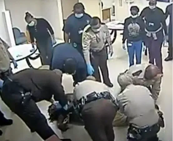 非裔男子遭多名警察跪压后死亡现场曝光！ 视频长达20分钟
