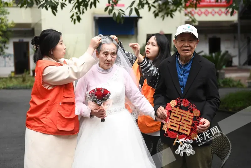 重庆这所高校师生有个小目标 “让永川敬老院的夫妻都有一张婚纱照”