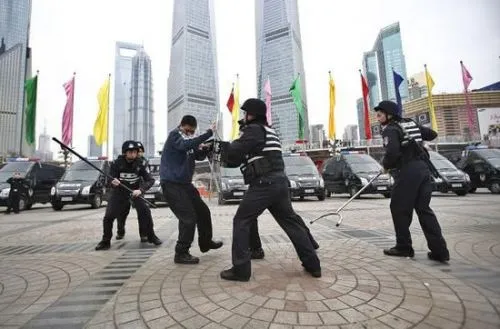 浦东警察特种机动部队进行演习。