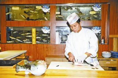 一家餐厅的厨师在宰杀河豚 摄影/本报记者 郝羿