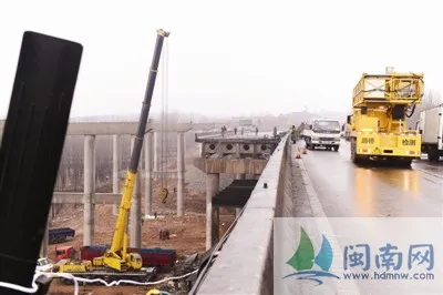 三日，交通部门在义昌大桥北半幅桥面上进行检测