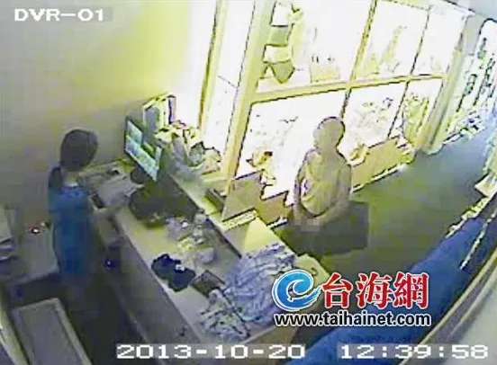 龙岩一老人内衣店自慰 律师称当众裸下体或被拘留