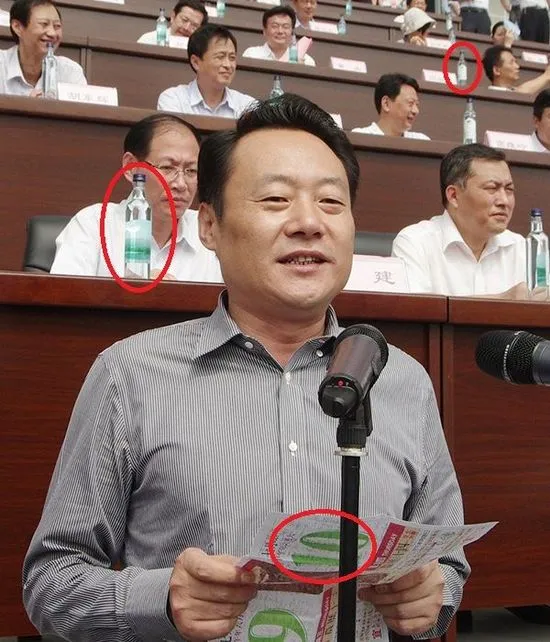安庆市委书记虞爱华讲话照片中，其身后主席台中放置