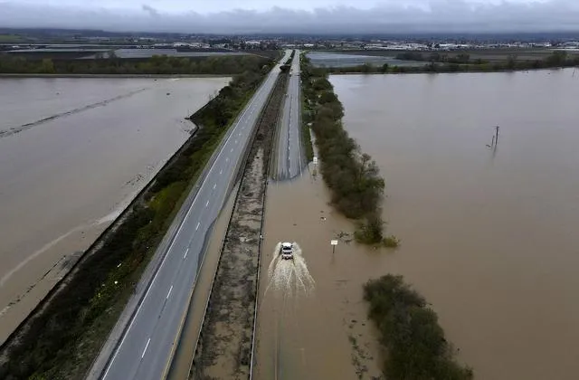 美加州“大气河流”引发风暴致停电 近3万人被疏散40个县进入紧急状态