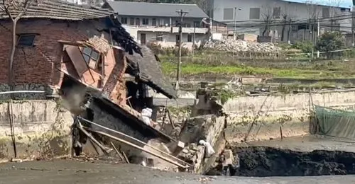 重庆鱼塘现深坑,湖南一鱼塘突现深坑。拍摄者说一瞬间水和鱼儿都不见了