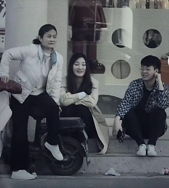 陈亚男和家人现身，蹲在街头闲聊，打扮低调失去网红光环