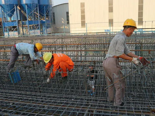 建筑工地农民工交税吗,农民工每天收入二三百，要交税吗？从建筑企业的5种用工形式说起