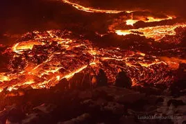 火山熔岩,直击冰岛火山喷发：熔岩喷出百米高，染红大片夜空