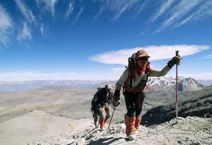 垃圾桶捡登山杖爬山,乐坏了！女孩垃圾桶捡了3根登山杖爬泰山，网友：景区免费，连登山杖的钱也省了