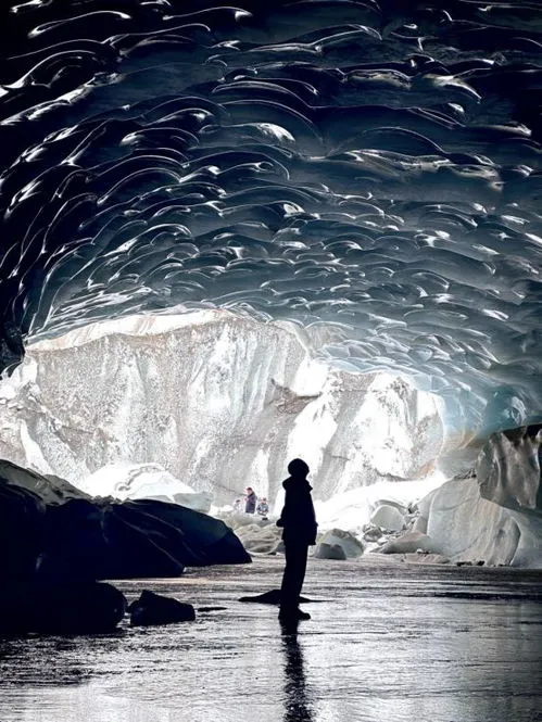 西藏发现165米超大型冰洞,西藏发现165米超大型冰洞，双向皆可进入