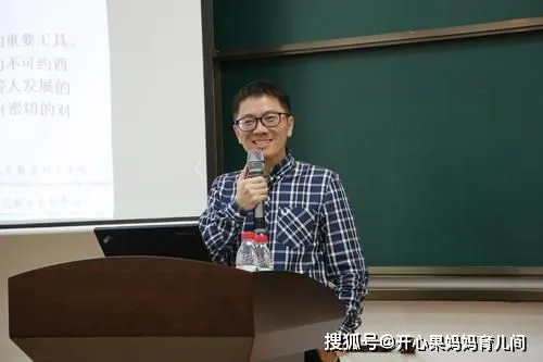 最年轻院士多少岁,我国当选为院士时最年轻的科学家是谁？