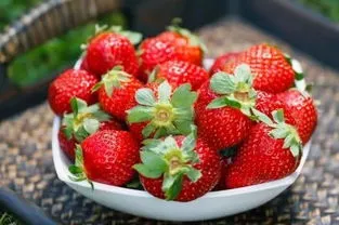 15个草莓多少钱,外地草莓抢鲜上市，贵的一颗四五元钱！本地草莓销售还要等到……