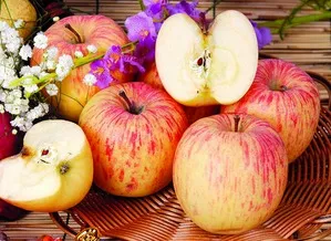 超市买的苹果可以带皮吃吗,水果摊、超市如何选择好吃的苹果？我来告诉你