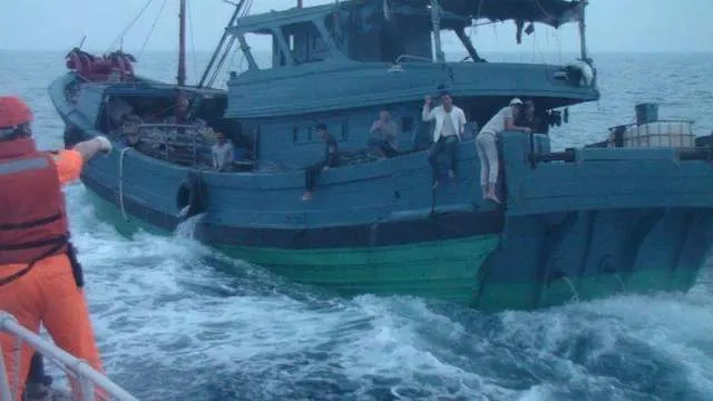 台湾渔民可以到大陆海域捕鱼吗,台当局扣押大陆14名渔民，还威胁要开枪，给渔民发56冲自卫可行吗