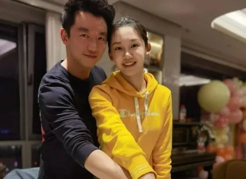 郑恺吐槽苗苗妹妹,苗苗挺孕肚烤面包，郑恺陪女儿玩耍，妹妹再出镜被吐槽：不工作吗