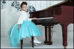 17岁穿的钢琴演出礼服,自信的女孩可以有多美？8岁甜馨穿礼服弹钢琴，侧颜也太好看了吧