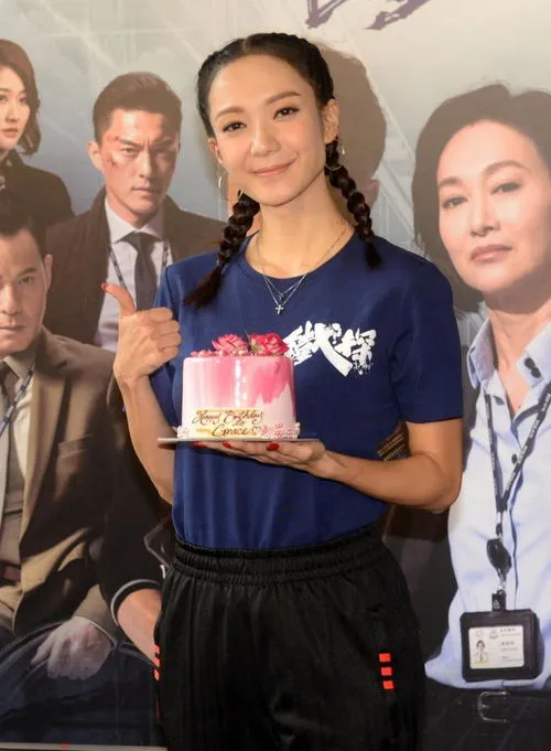 TVB花旦生日获钟嘉欣送吻,结婚三周年！TVB花旦筹备6个月推出新歌 老公现场送吻很甜蜜