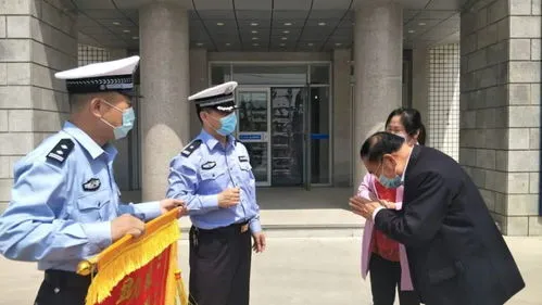 警察救人锦旗感谢用语大全,警车开道救人，被救者送锦旗表感谢