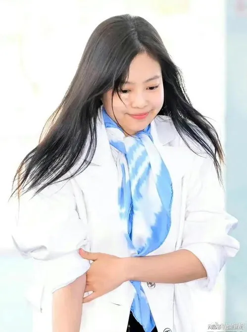 Jennie脸部受伤后现身机场