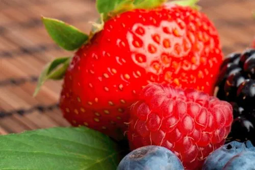 草莓掉色正常吗,草莓泡水掉色，是被染色了吗？营养师告诉你，这样的草莓怎么吃