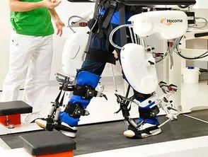全自动老人护理机器人,失能老人护理成为难题，智能护理机器人如何让老人轻松“大小便”