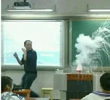 老师未经允许拍摄学生违法吗,用尺狠打学生的老师：我不觉得你有责任心！