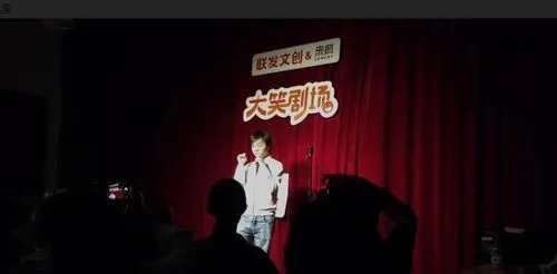 脱口秀演员小佳学历