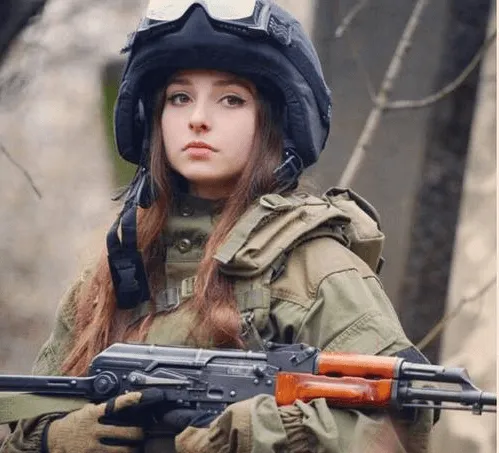 俄罗斯妹子不爱红装爱武装，美女摇身变成“枪械高手”