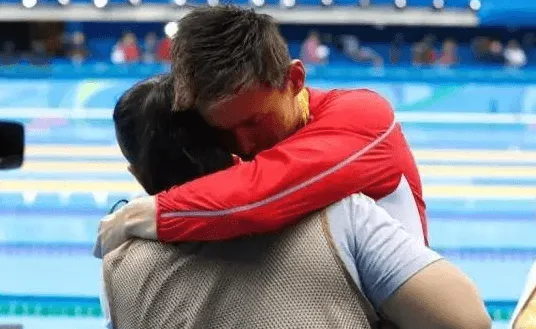 孙杨为什么哭了？里约奥运会孙杨抱着哭的女记者是谁？