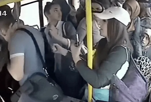 土耳其猥琐男公交车猥亵女子视频引热搜 遭整车女乘客一起殴打