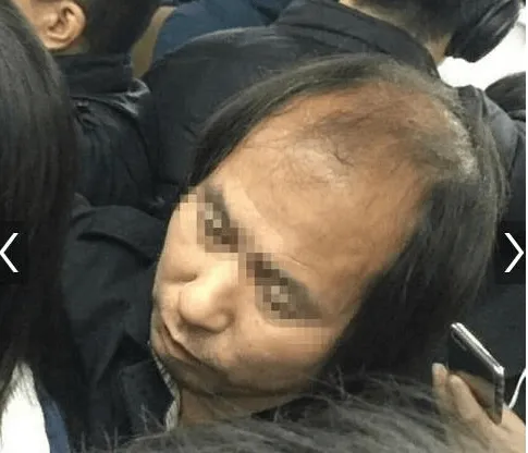 北京地铁6号男子添女孩头发照片视频 变态男资料照片遭扒