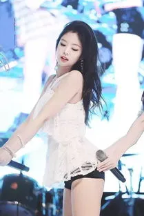 Jennie跳舞擦边