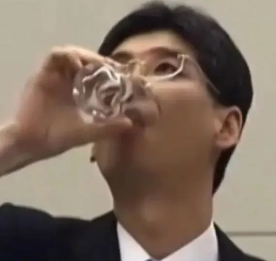 号称喝水日官员怎么样了 日本官员喝下水4年后引退消失