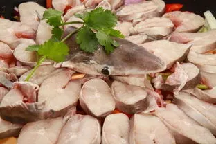 鲨鱼肉的最佳吃法,吃发酵变臭的鲨鱼肉，喝土豆和香菜酿的酒，来自冰岛的黑暗料理