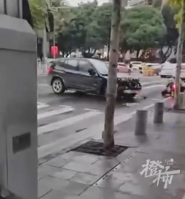 广州车祸肇事者事发时向车窗外撒钱 广州一宝马车连续碰撞行人,涉事司机向车窗外撒钱