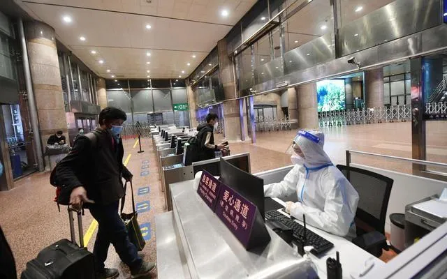 北京西站旅客戴N95不少人穿防护服 n95口罩多久换一次